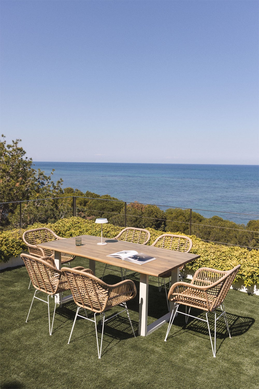 Set de mesa de jardín en madera de acacia 180 cm y 6 sillas de mimbre sintético