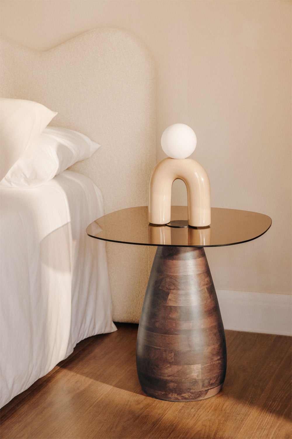 Mesita de noche de diseño Japandi con tablero de cristal y base de madera