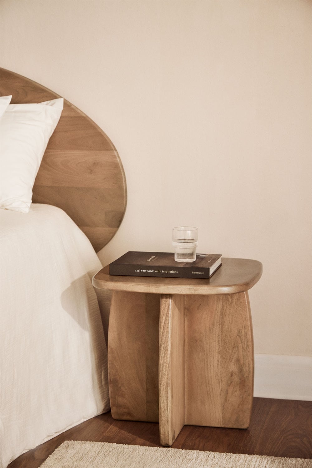 Mesita de noche de madera clara estilo nórdico