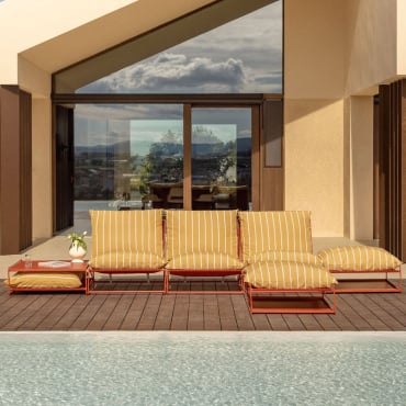 Conjunto De Jardín Con Sofá Modular De 3 Piezas, Mesa Auxiliar Y 2 Puffs Convertibles Amaro Amarillo Miel - Rojo Arcilla - Sklum