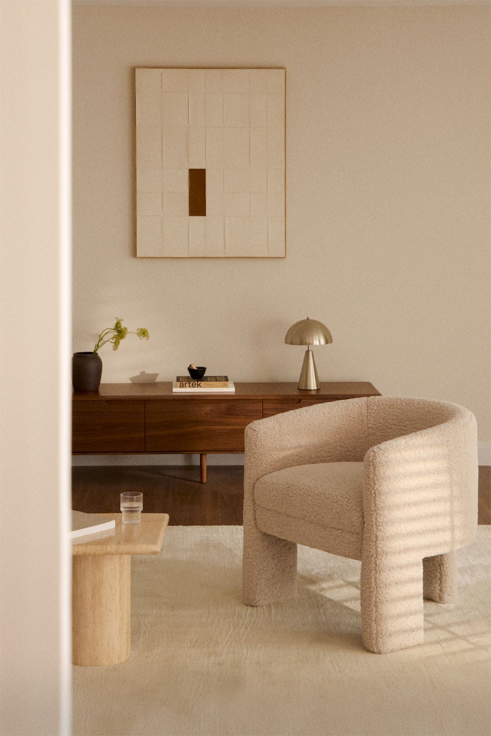 Sillón tapizado Irati bouclé beige de diseño orgánico