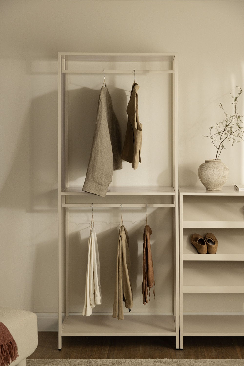 Perchero abierto con estantes de metal beige