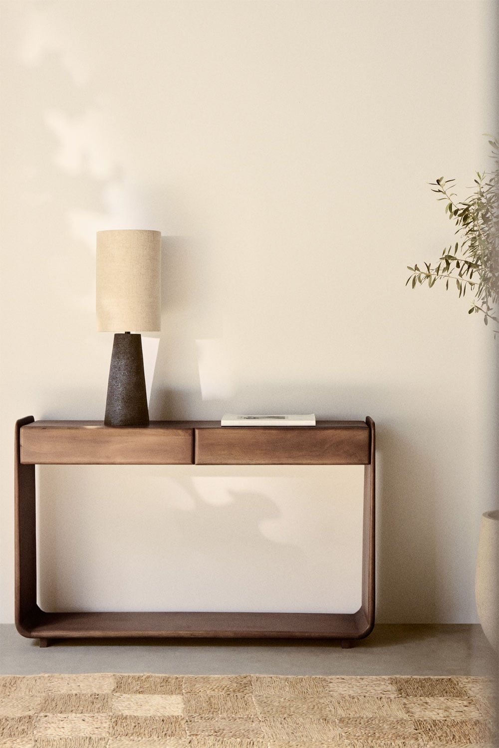 Consola recibidor madera oscura estilo Japandi con cajones