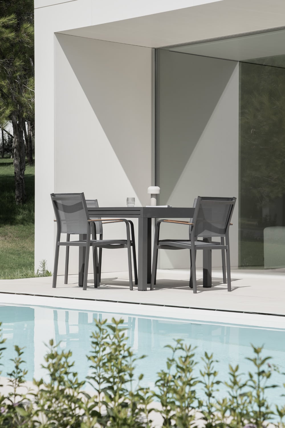 Conjunto de comedor de exterior gris moderno