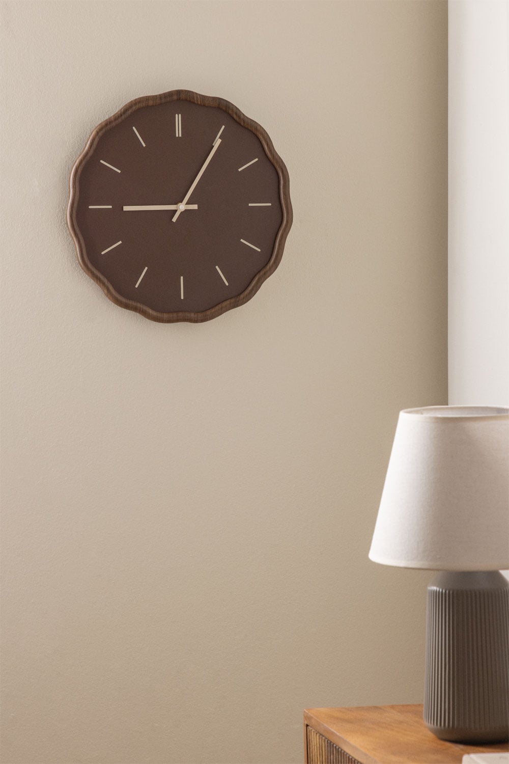 Reloj de pared de madera marrón con diseño ondulado
