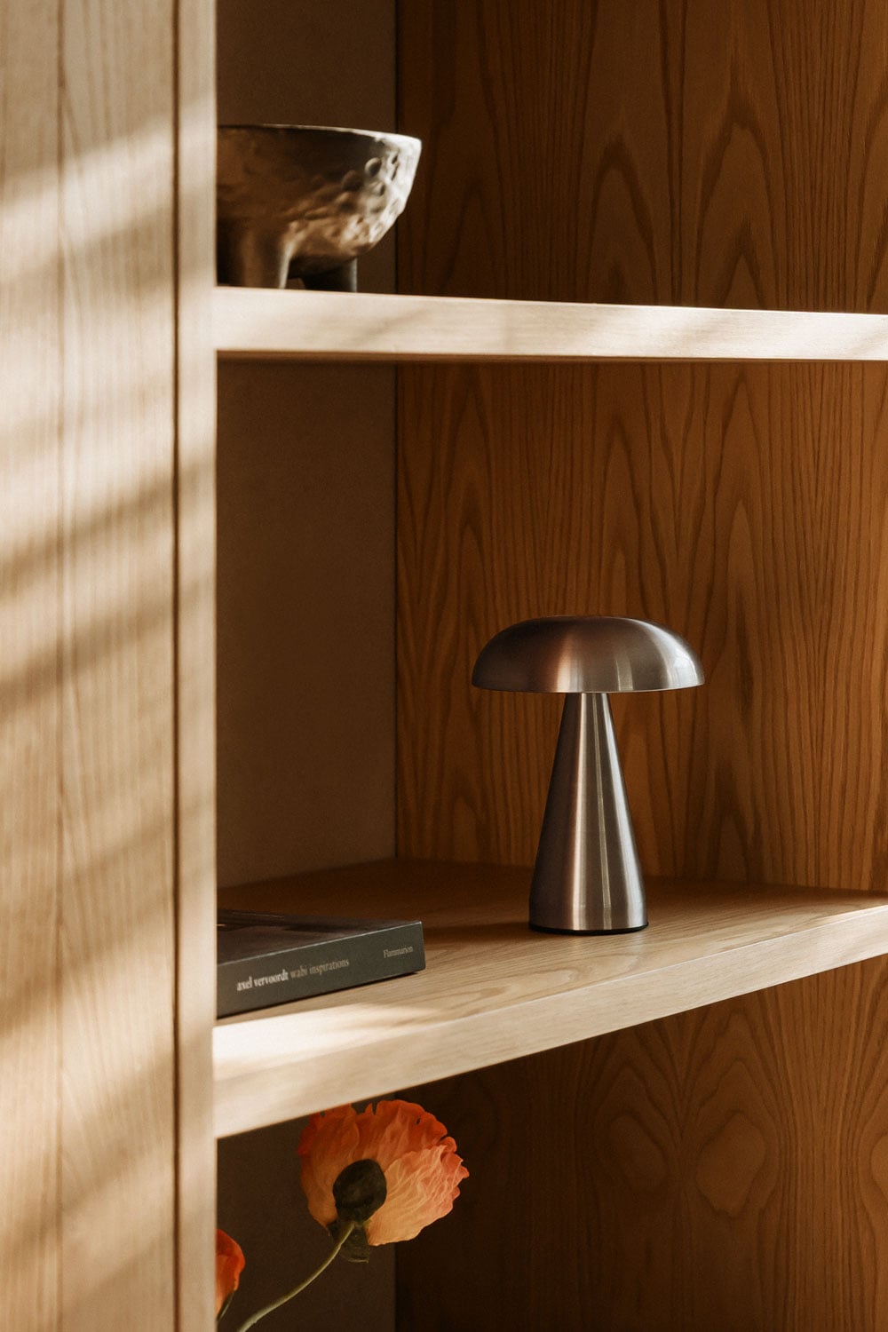 Lámpara de mesa metálica plateada estilo moderno