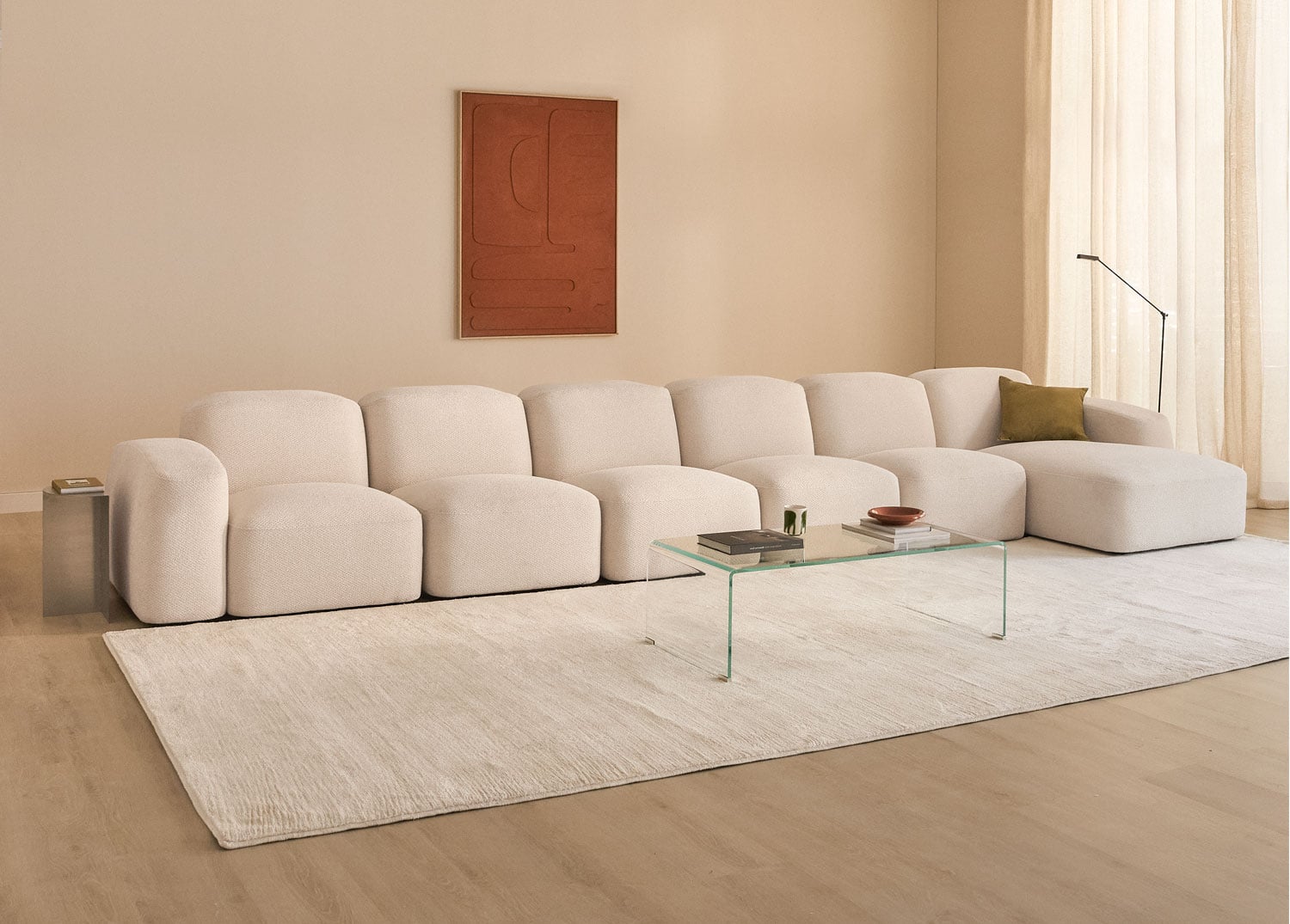 Sofá modular chaise longue beige claro diseño orgánico moderno