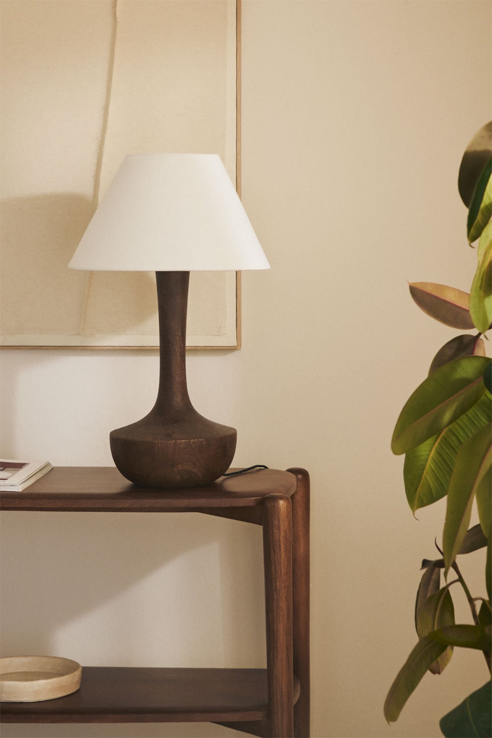 Lámpara de mesa de madera marrón con pantalla blanca