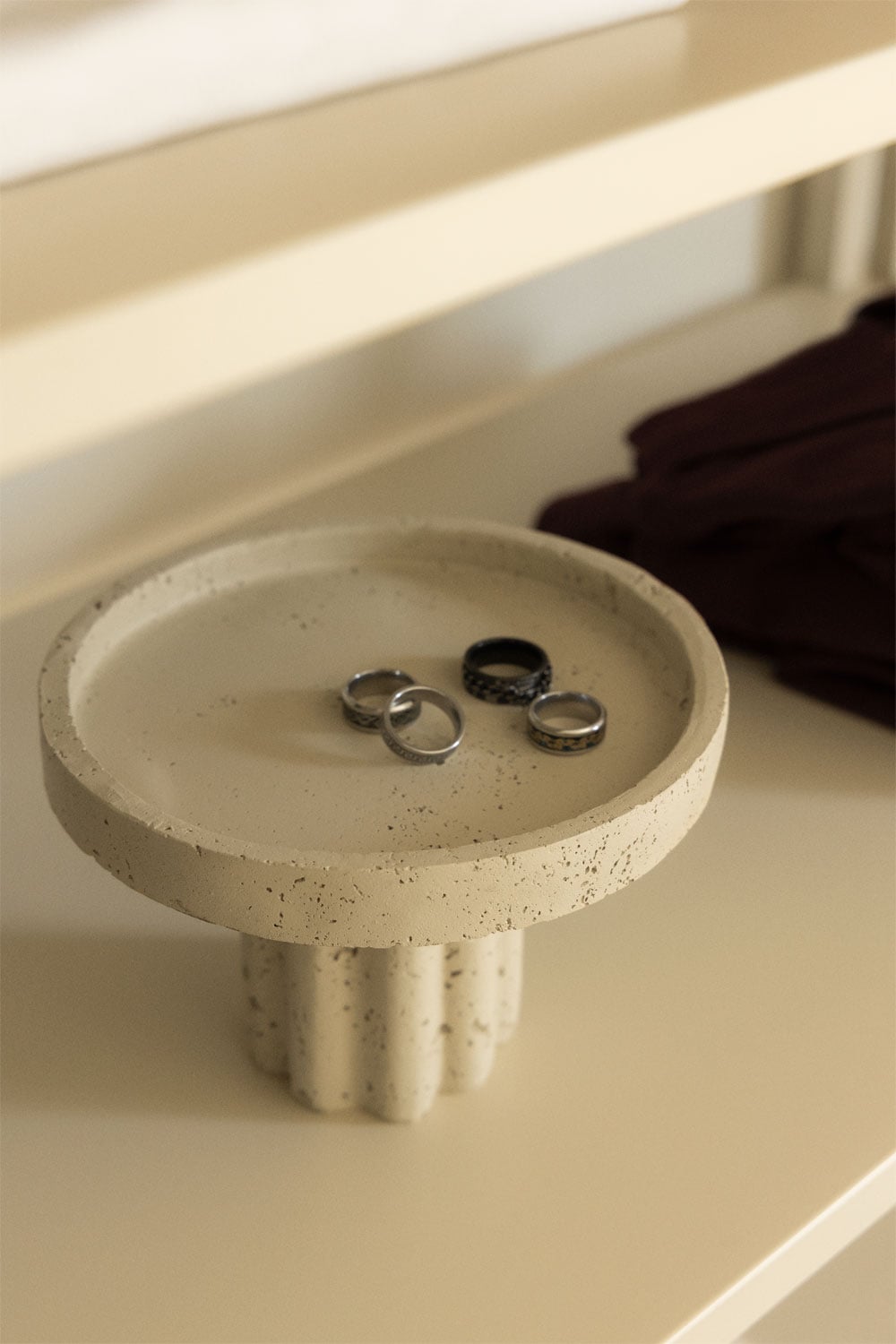 Soporte decorativo de cemento beige