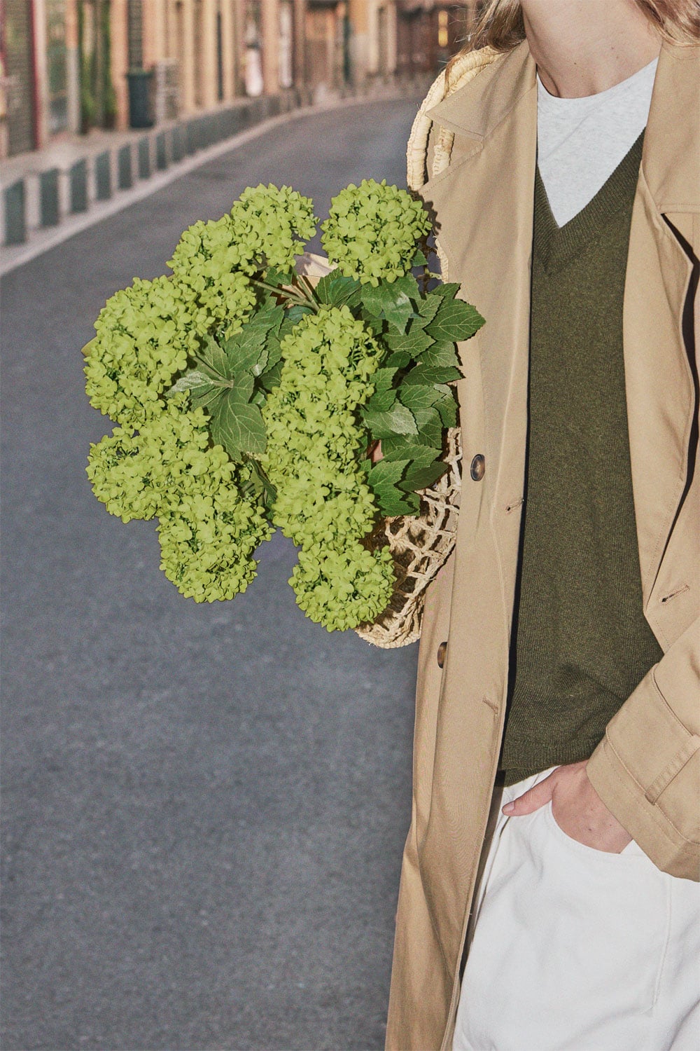 Florero con hortensias verdes
