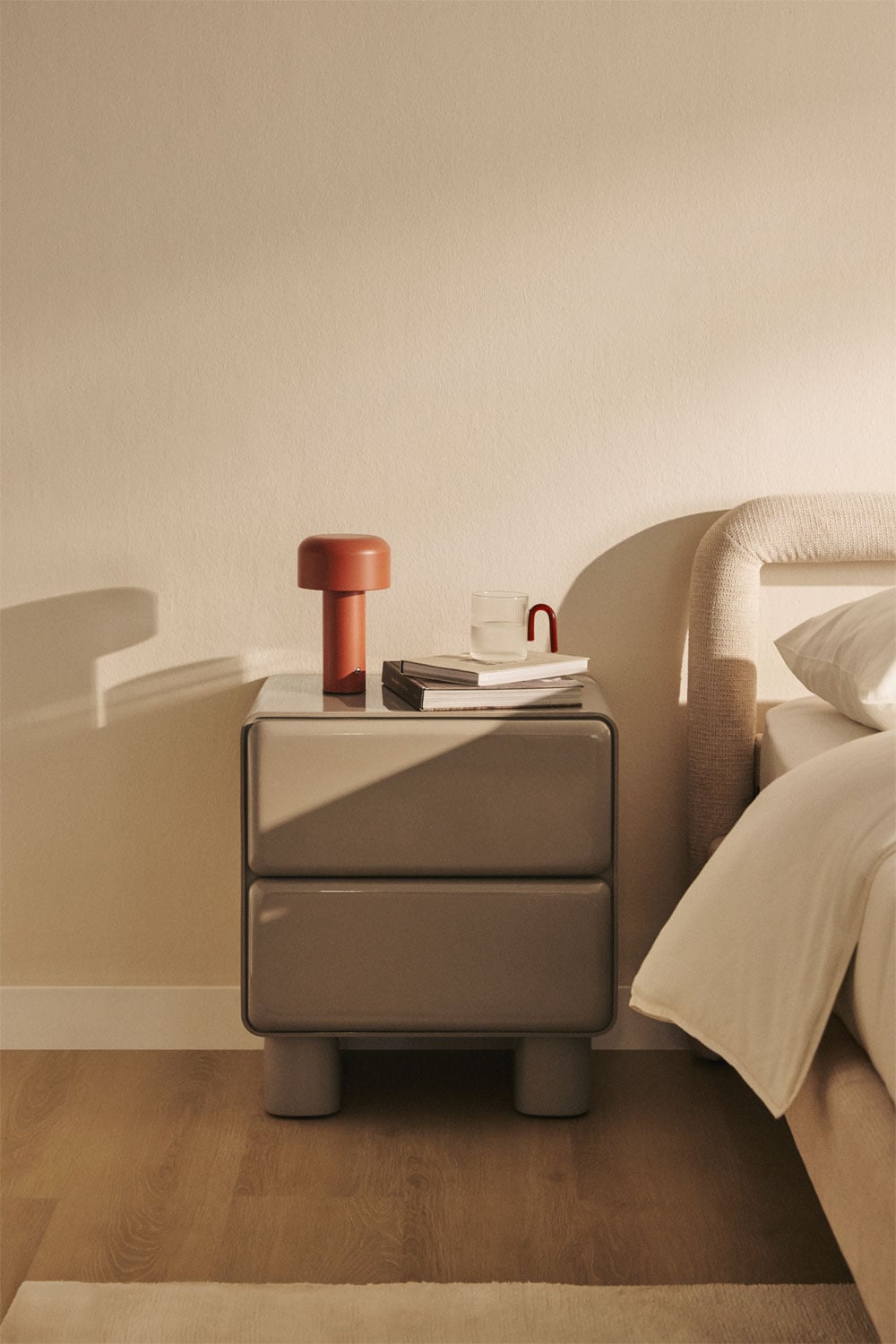 Mesita de noche Sheila beige con dos cajones MDF y patas curvas