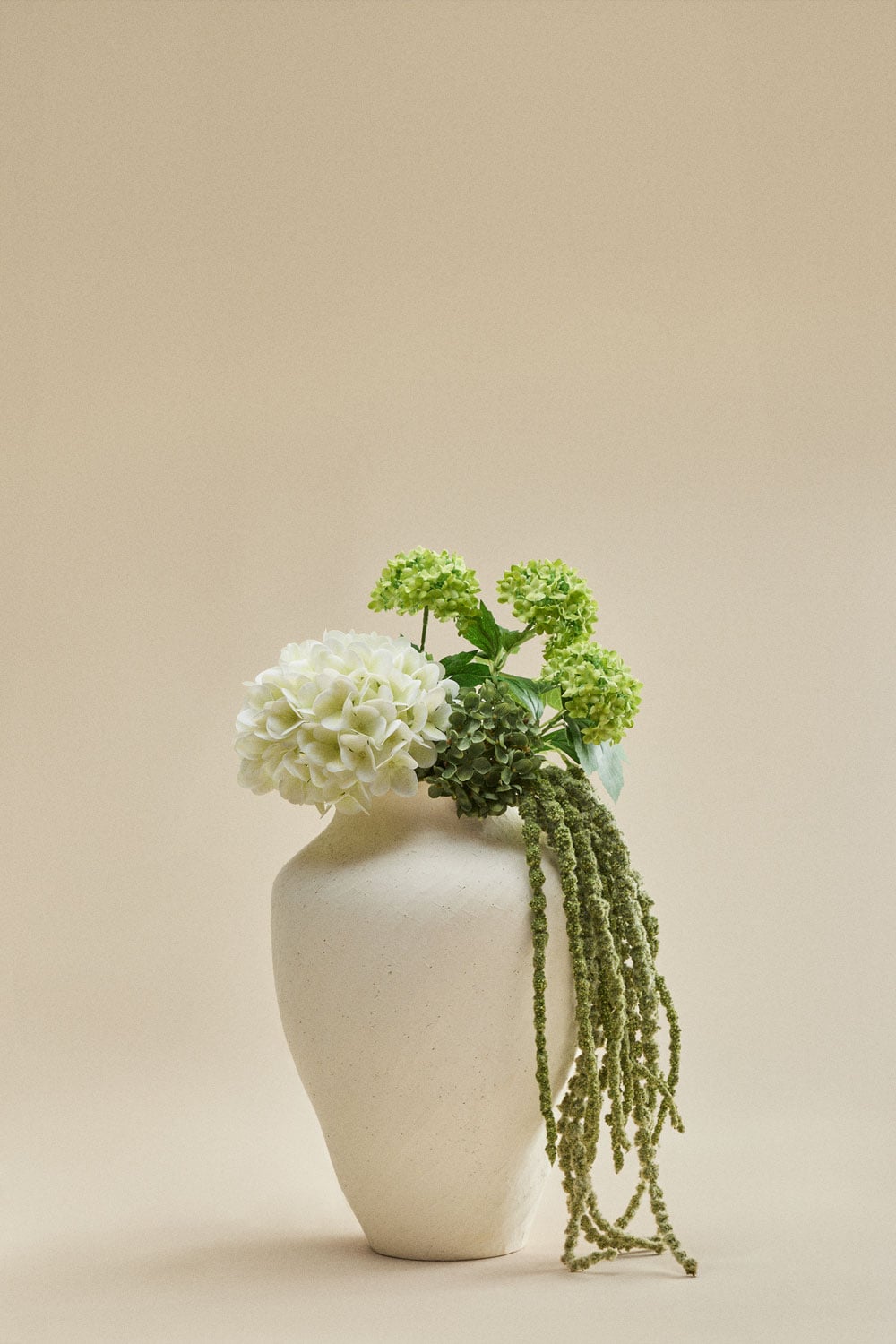 jarron ceramica decorativo, jarron blanco flores