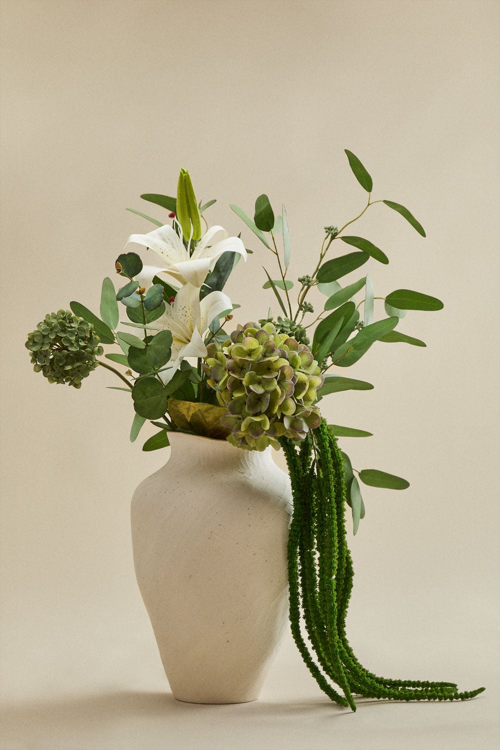 Jarrón decorativo de cerámica blanca con flores