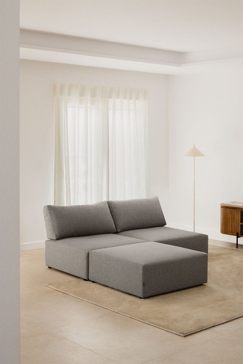 Sofá modular gris con puff en tela Kata