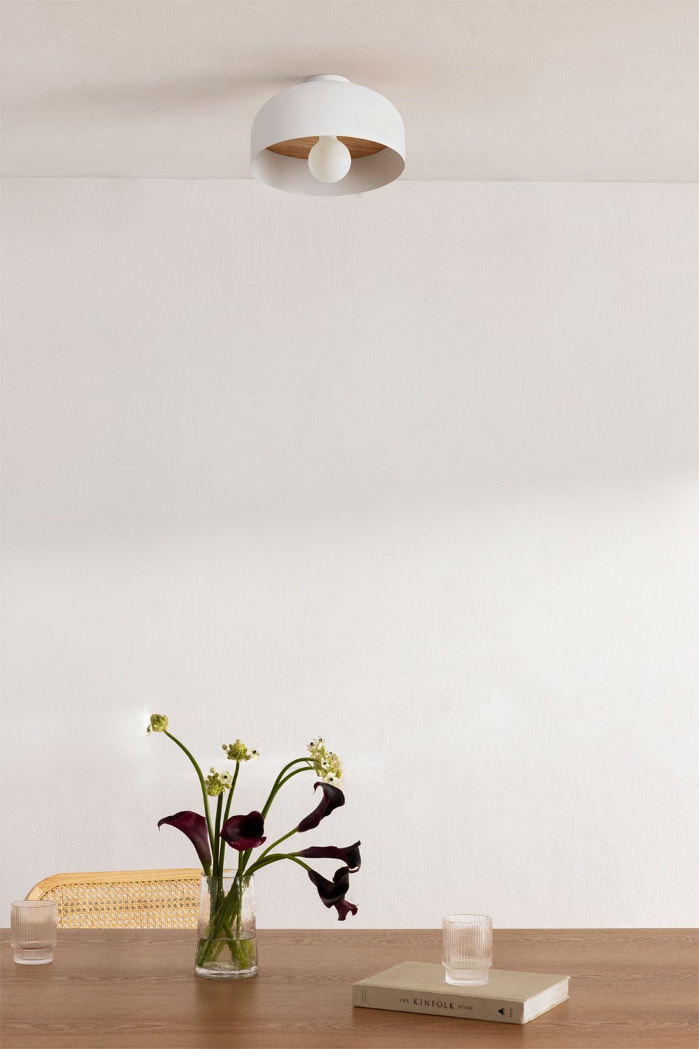 Lámpara de techo moderna blanca con interior de madera