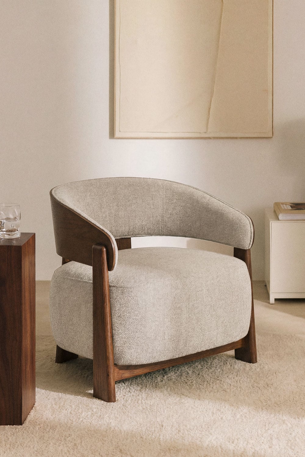 Sillón tapizado con estructura de madera