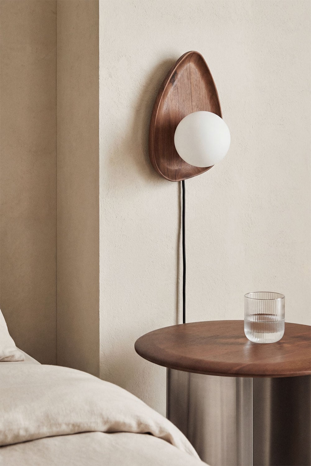 Lámpara de pared de madera con globo blanco