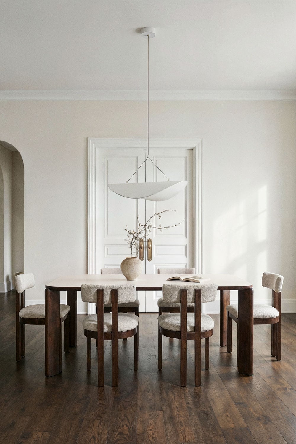 Juego de mesa de comedor y sillas tapizadas de diseño