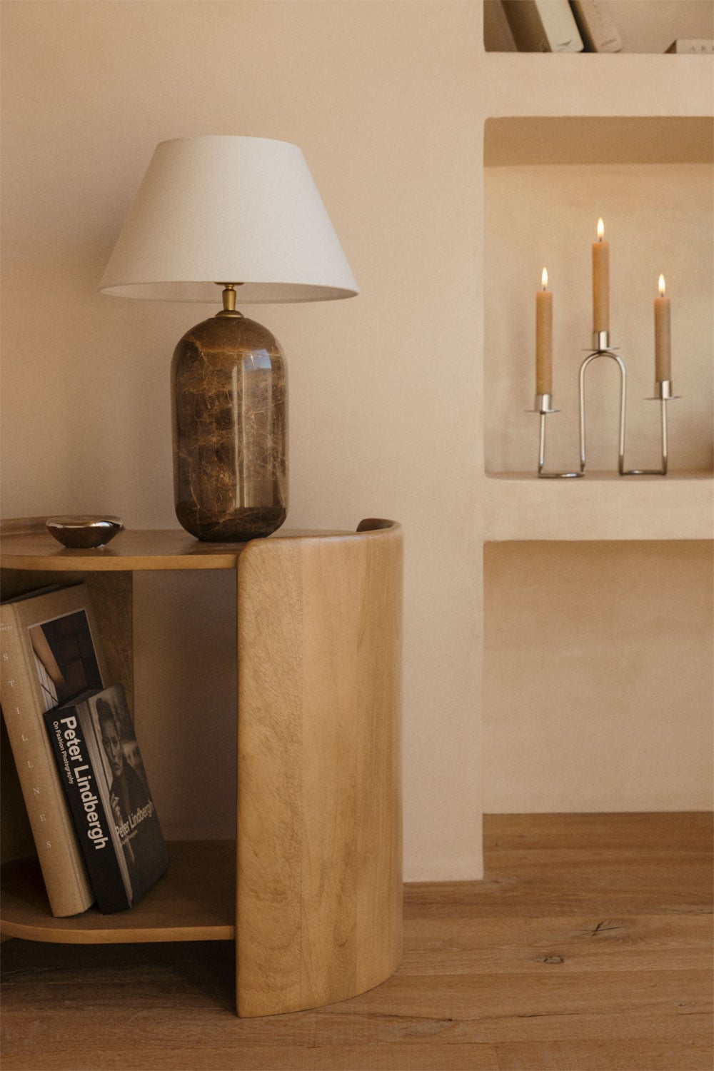 Mesita de noche curva de madera clara