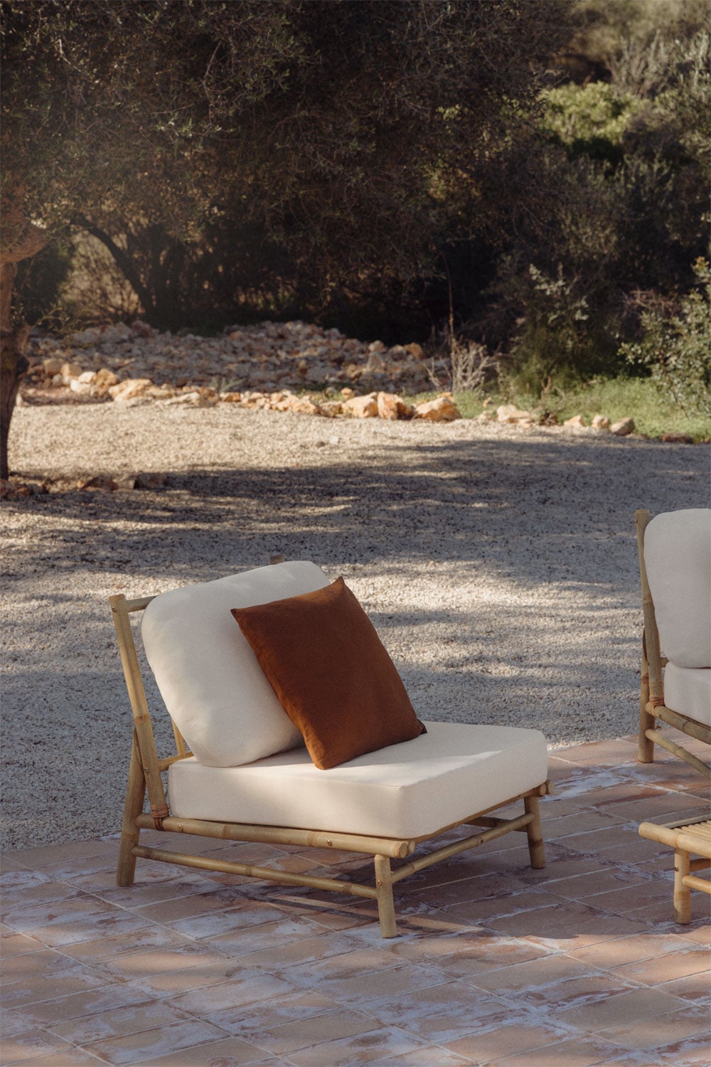 Sillón de bambú con cojines color crema