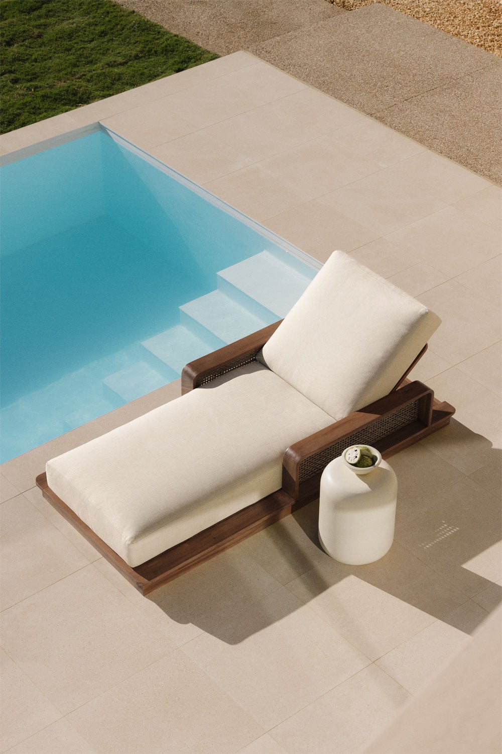 Tumbona de exterior de madera clara y tapicería beige