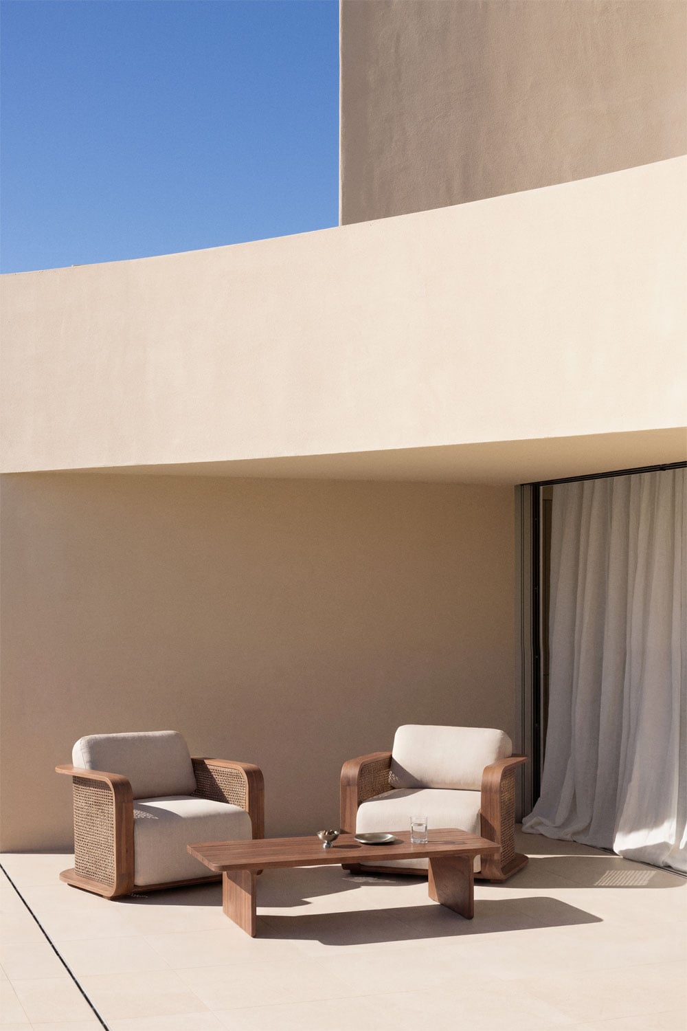 Conjunto de jardín de madera de acacia y ratán Noira con 2 sillones y mesa