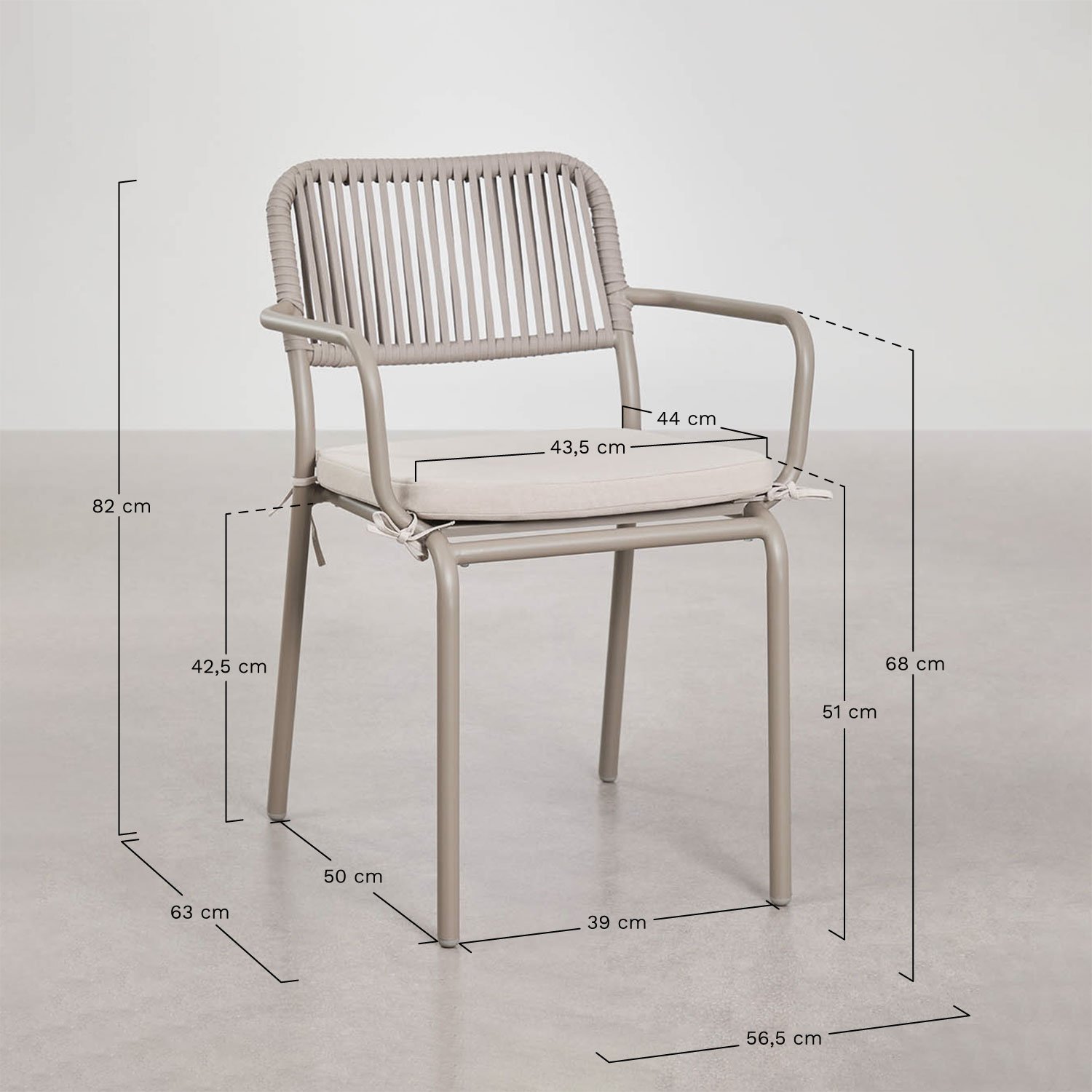 Silla de comedor apilable con reposabrazos en cuerda trenzada Arhiza, medidas