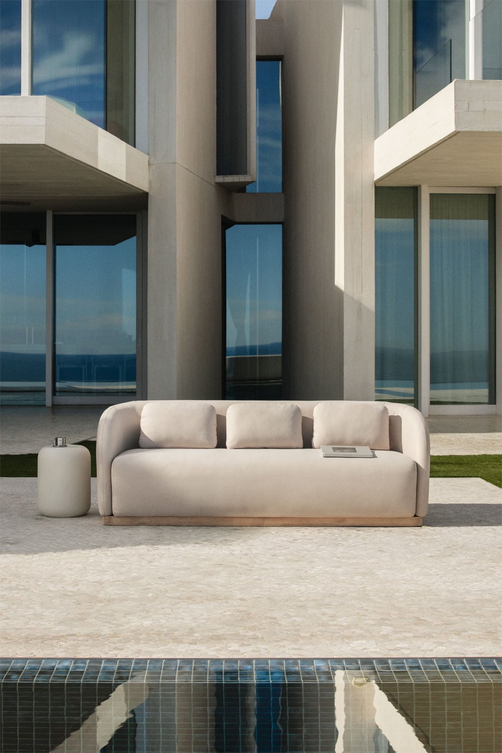 Sofá de exterior beige con base de madera