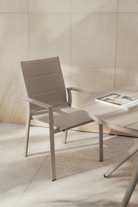 Silla de jardín apilable con reposabrazos en aluminio Karena