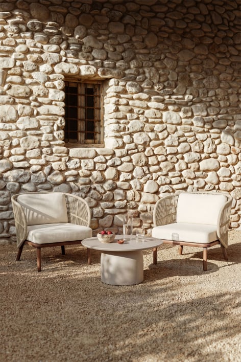 Conjunto de jardín con 2 sillones en cuerda trenzada Capri y mesa de centro redonda Ø75 cm en cemento Layana
