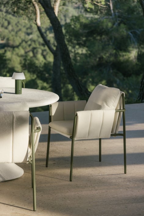 Silla de jardín con reposabrazos tapizada y en acero Zunika