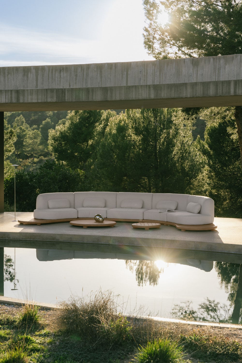 Sofá modular de exterior blanco con base de madera