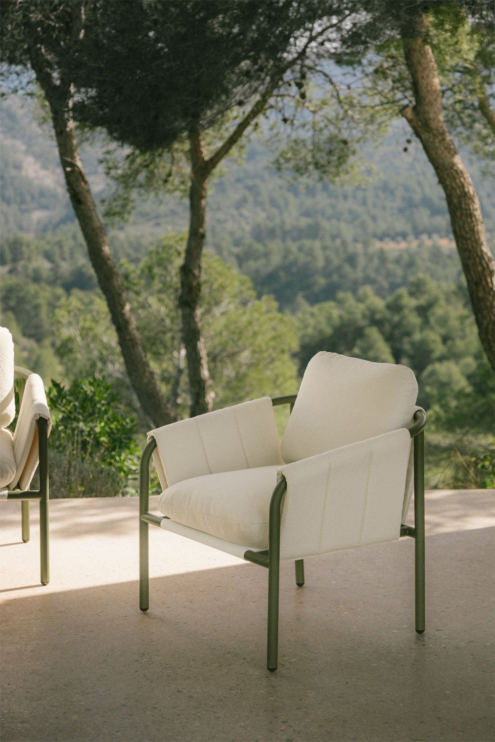 Sillón de exterior con tapicería blanca