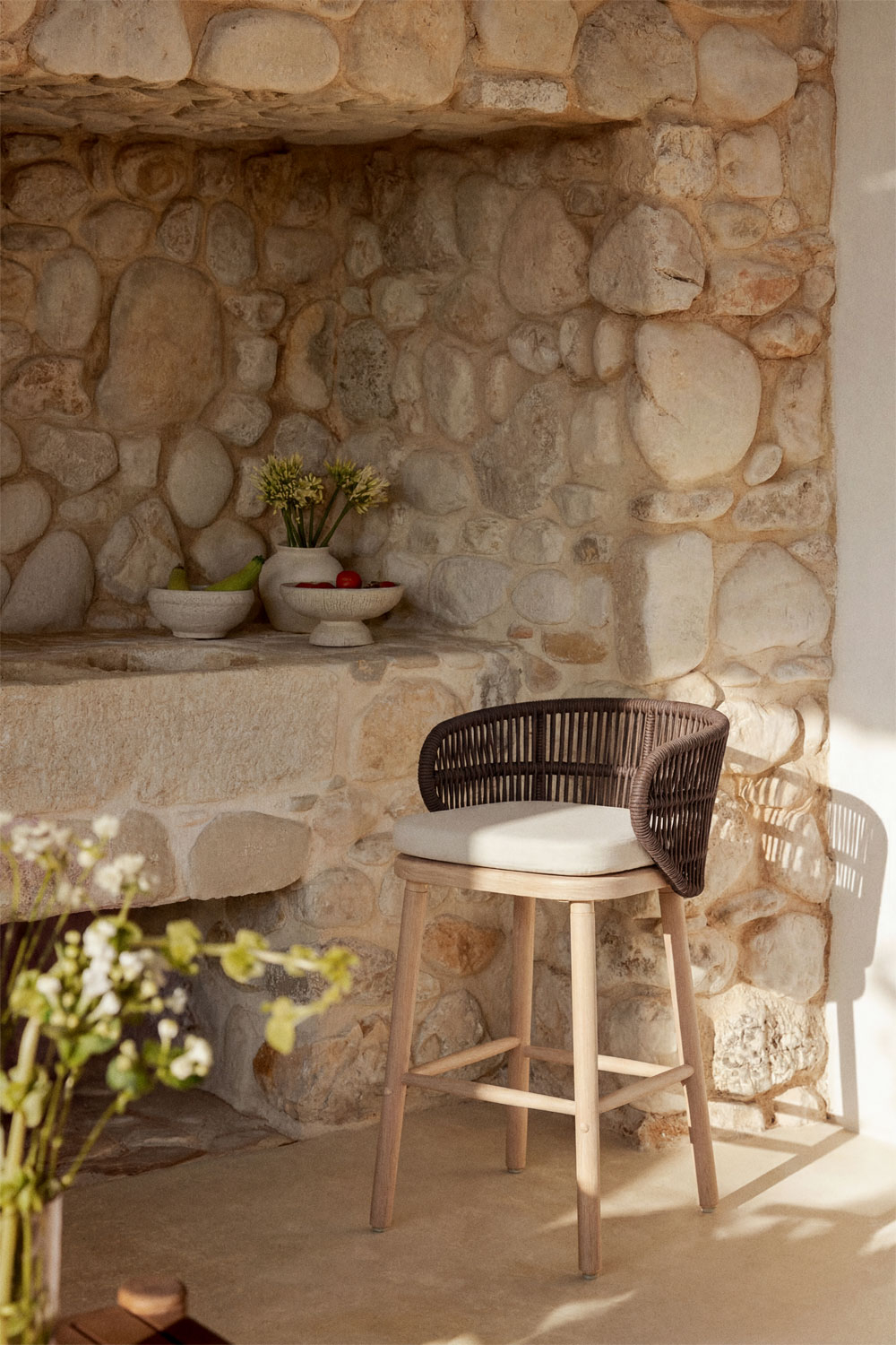 Taburete alto de ratán marrón y madera clara