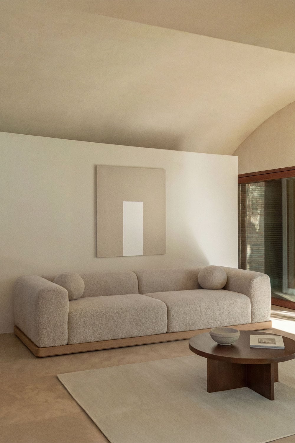 Sofá modular de bouclé beige con base de madera