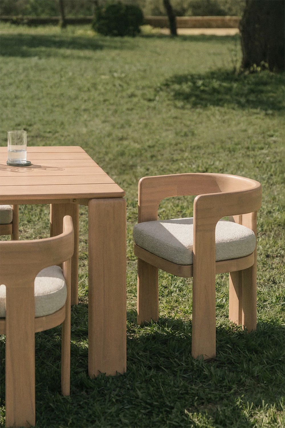 Silla de comedor de madera clara con asiento tapizado