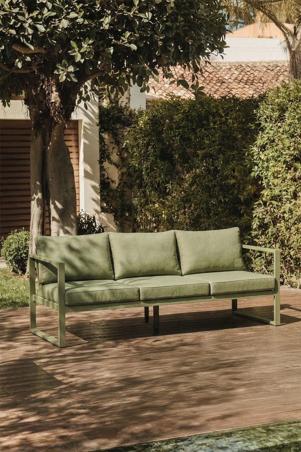 Sofá de exterior de metal verde oliva con cojines