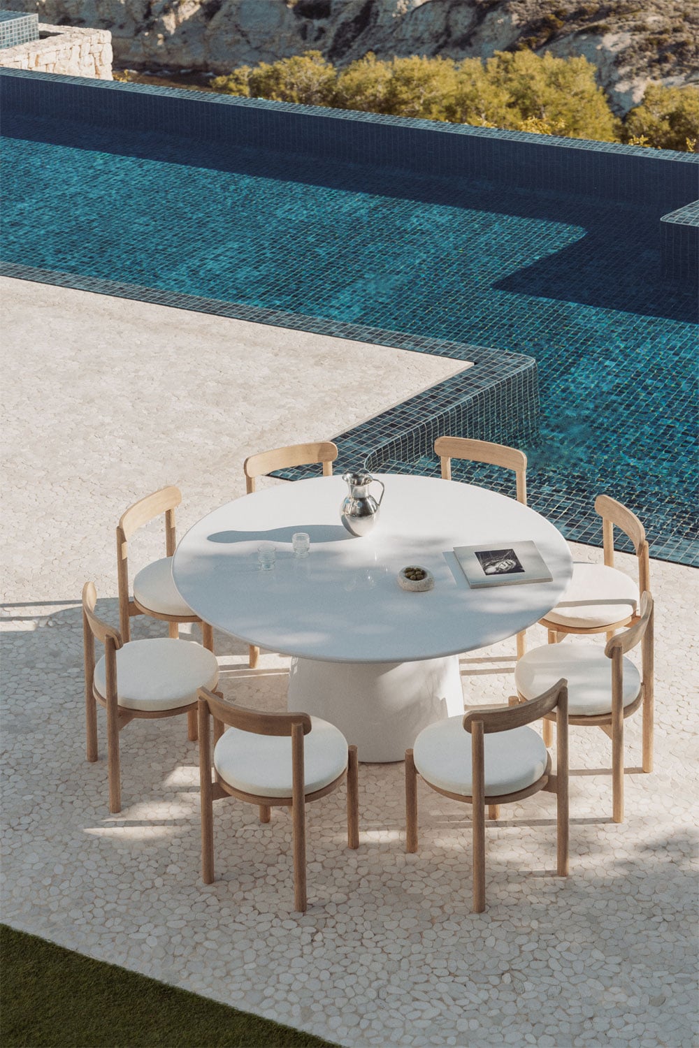 Mesa de comedor redonda blanca con sillas de madera clara