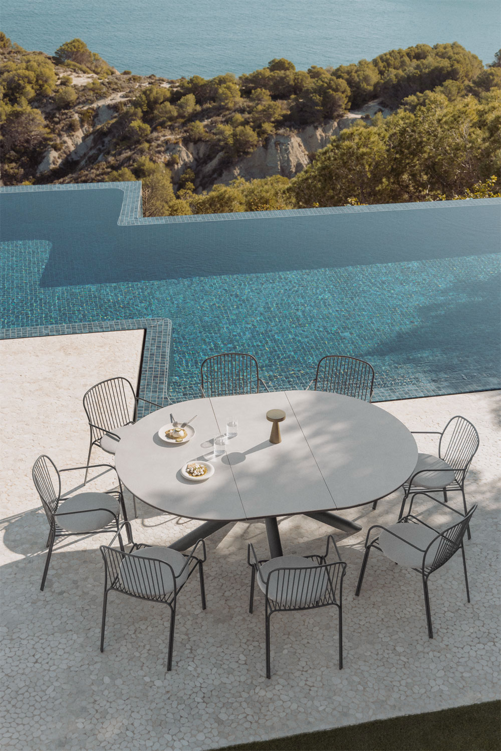 Mesa de comedor redonda con sillas de metal