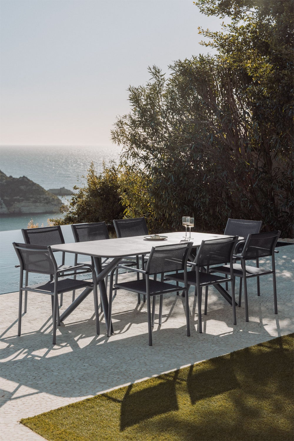 Conjunto de mesa y sillas de exterior gris