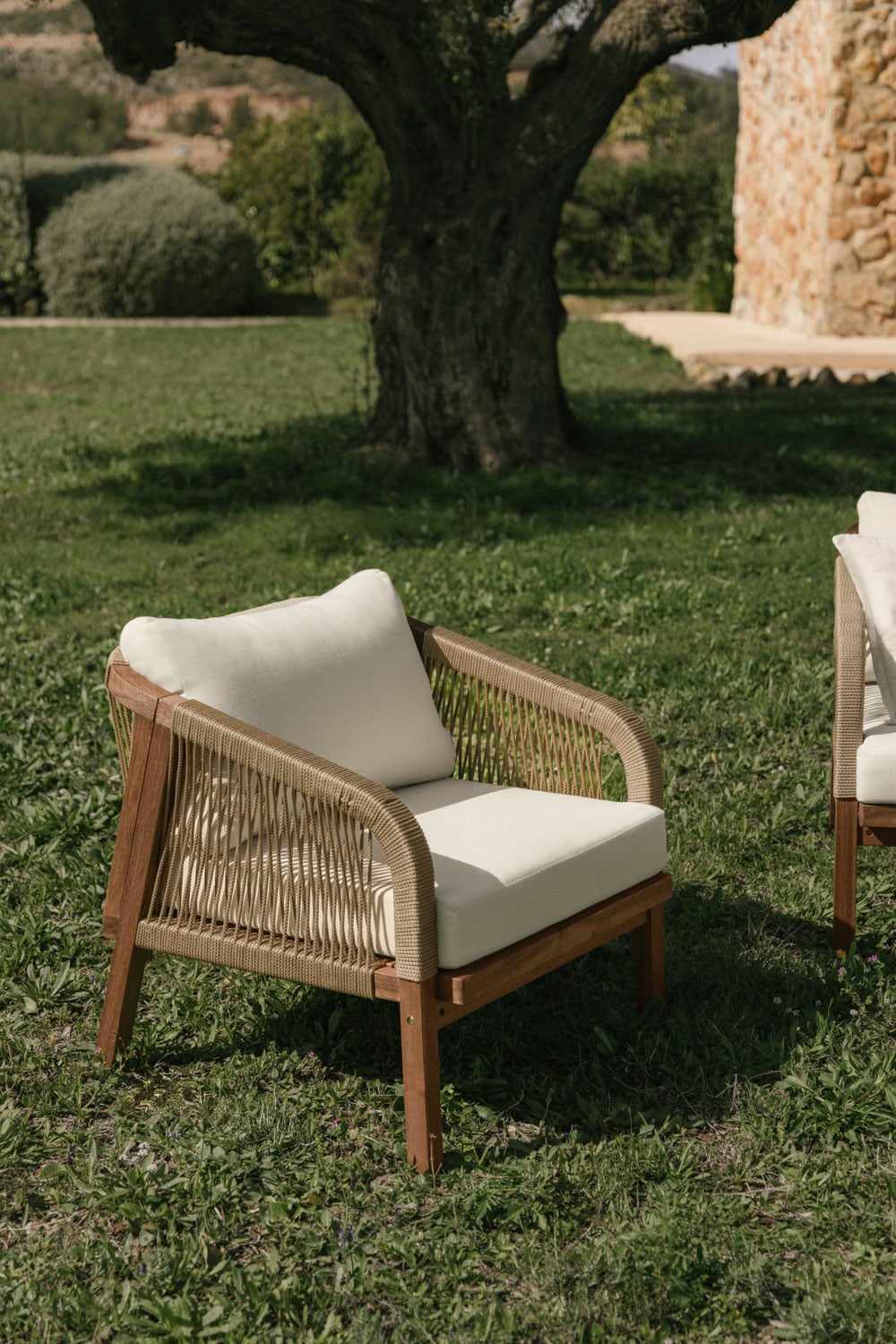 Sillón de exterior con cuerda beige y madera