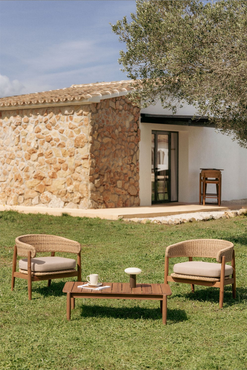 Sillas de exterior de ratán con cojines beige