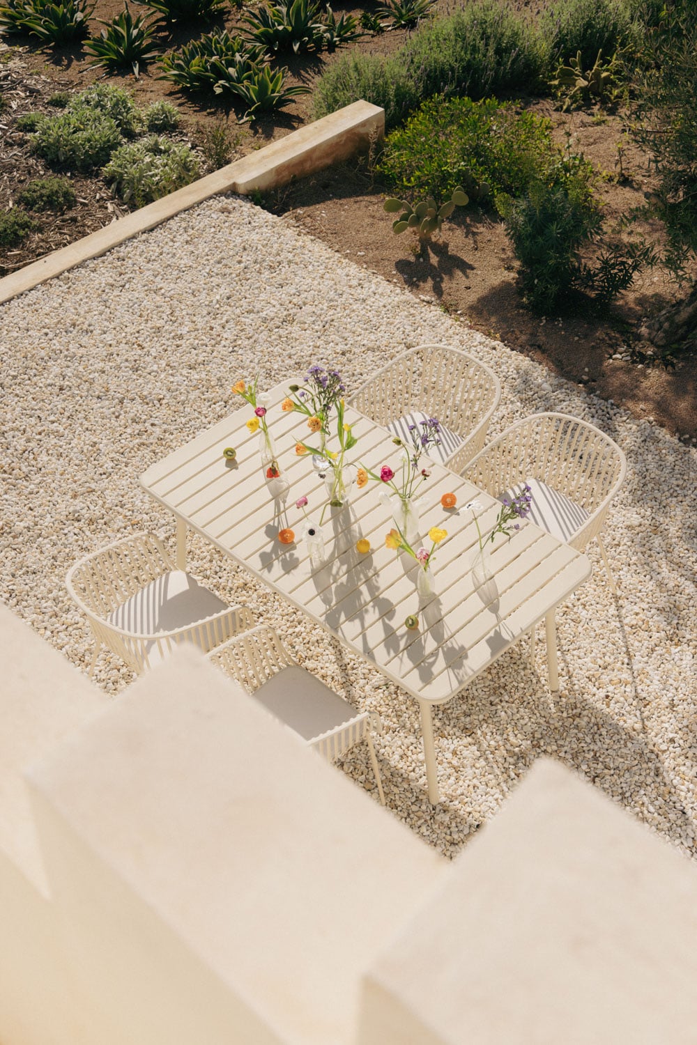 Juego de comedor de exterior con mesa de listones y sillas de cuerda