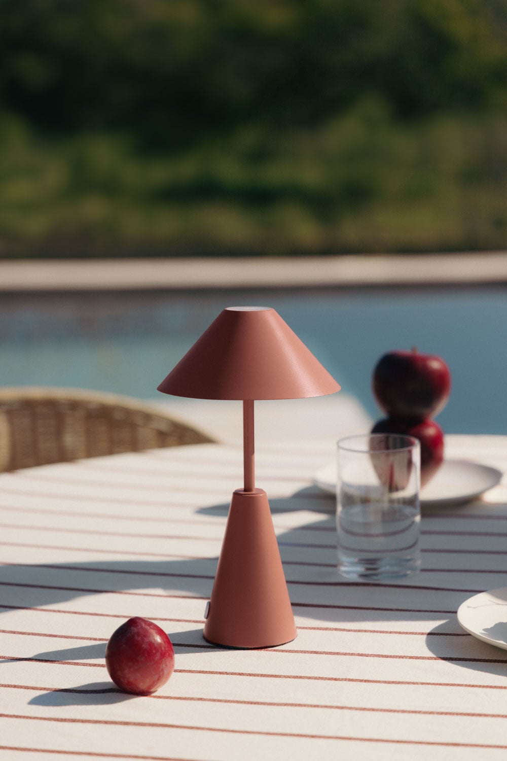 Lámpara de mesa portátil rosa terracota