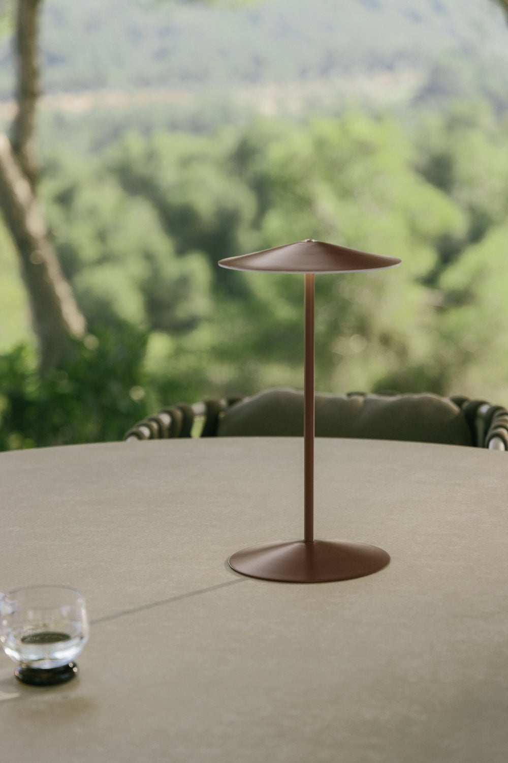 Lámpara de mesa moderna marrón