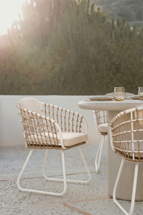 Silla de jardín con reposabrazos en aluminio y mimbre sintético Isaran