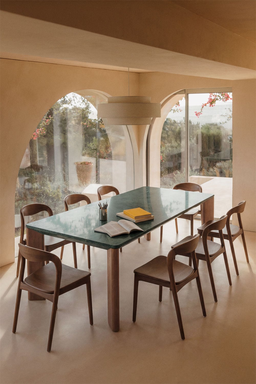 Mesa de comedor rectangular de mármol verde con sillas de madera