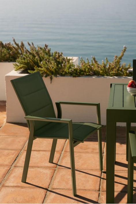 Silla de jardín apilable con reposabrazos en aluminio Karena