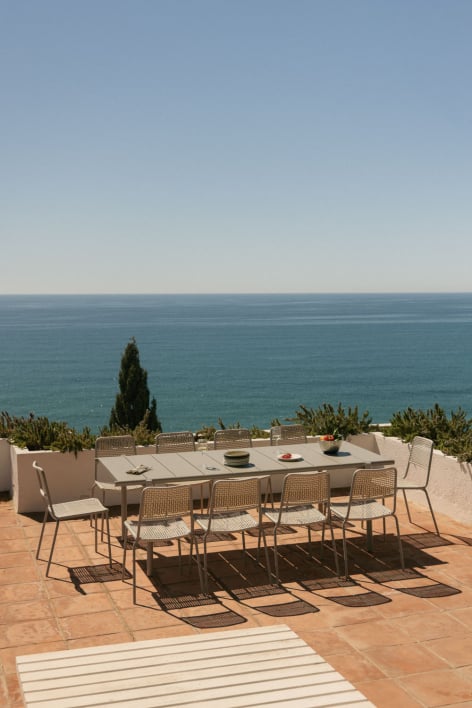 Set de mesa rectangular 235x105 cm en acero Tossa y 8 sillas de jardín apilable en acero y ratán sintético Veyra