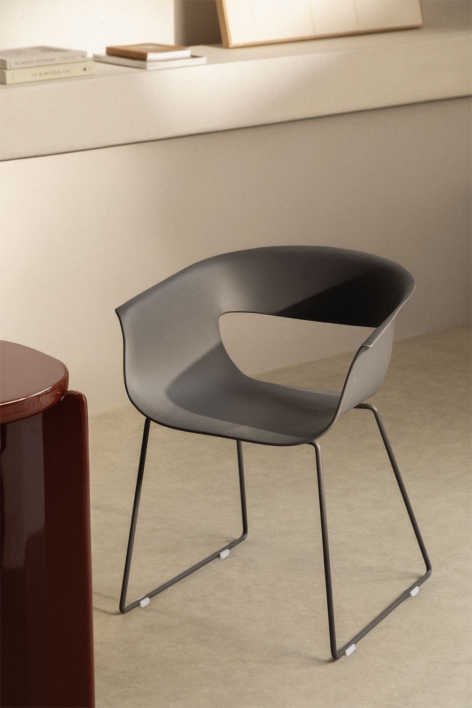 Silla de comedor con reposabrazos en polipropileno y acero Alanys